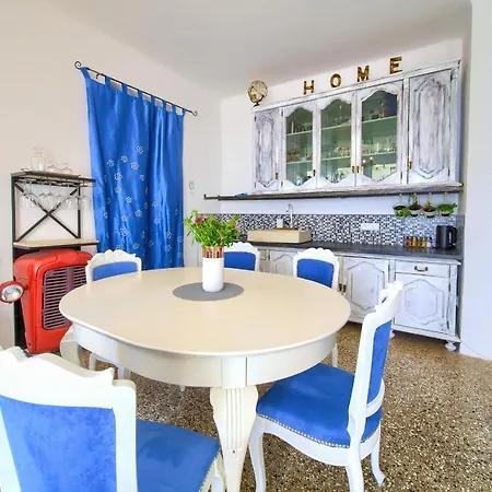 Holiday House Seafront * Омишаль