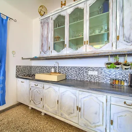 Holiday House Seafront * Омишаль