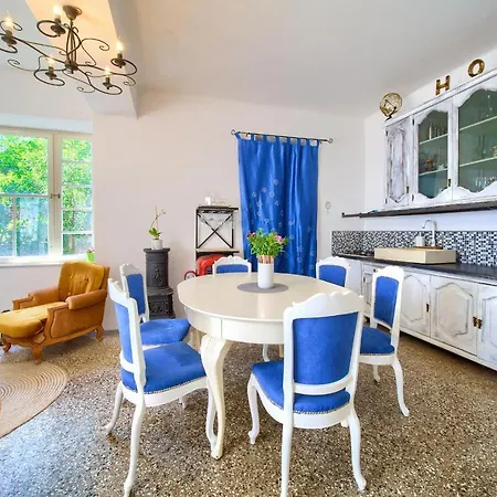 Дом отдыха Holiday House Seafront Омишаль