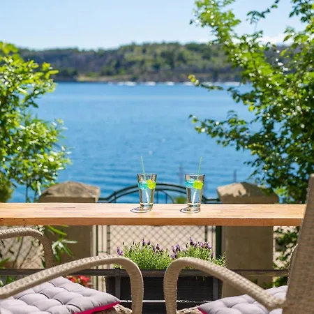 Holiday House Seafront Омишаль